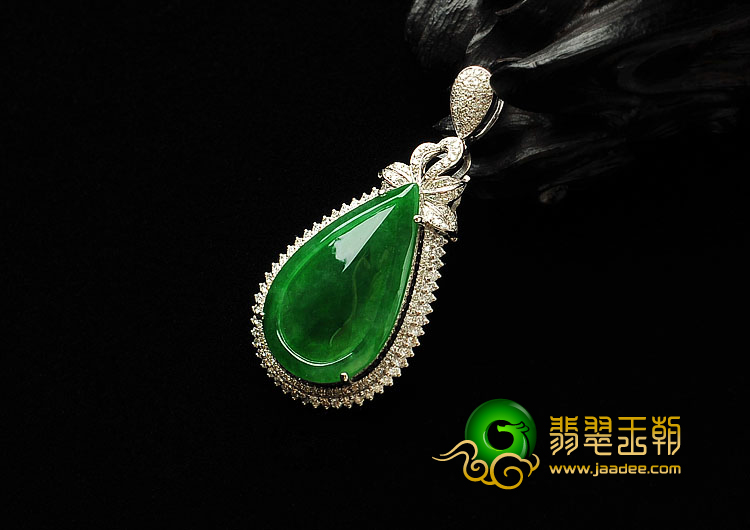 冰种菠菜绿缅甸翡翠A货镶白金水滴胸坠（真钻）