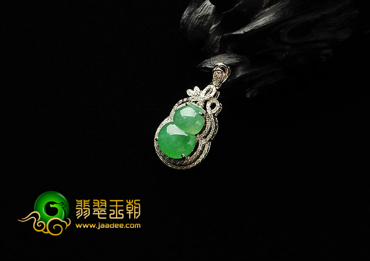 冰种略飘翠缅甸翡翠A货镶白金葫芦胸坠（真钻）