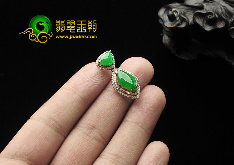 冰种阳绿缅甸翡翠A货镶白金胸坠（真钻）