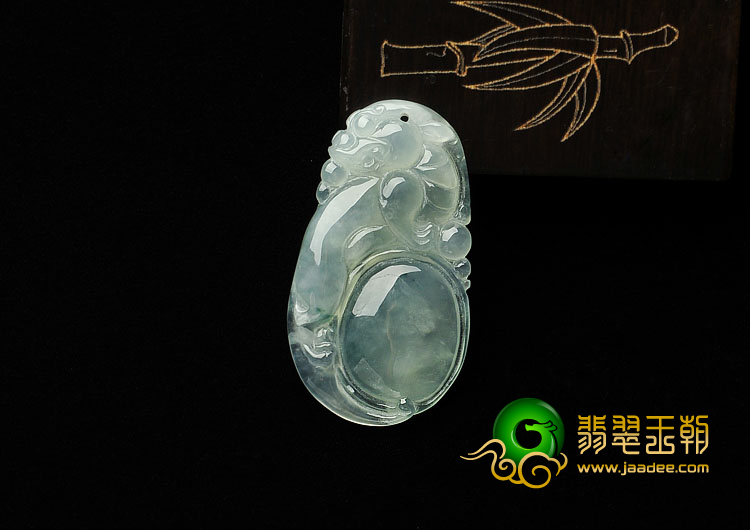 冰种略飘花缅甸翡翠A货龙戏珠挂件