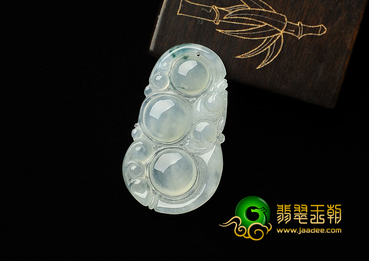 冰种略飘花缅甸翡翠A货龙戏珠挂件