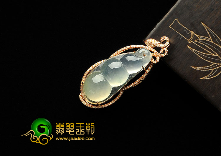 冰种略飘花缅甸翡翠A货镶玫瑰金四季豆胸坠（真钻）