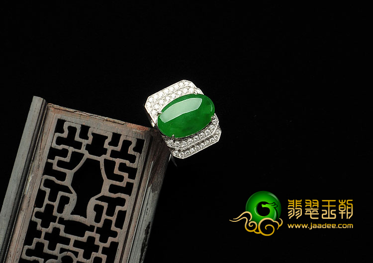 冰种阳绿缅甸翡翠A货镶白金钻石戒指（男戒）