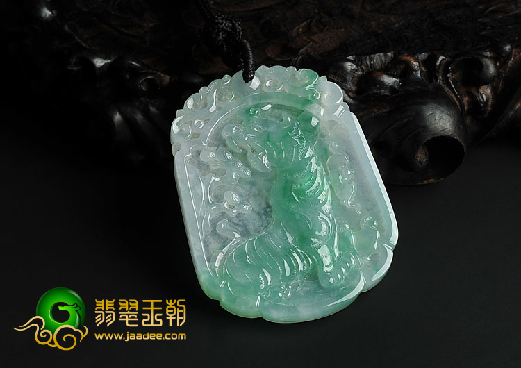 冰种飘翠缅甸翡翠A货虎啸山林挂件