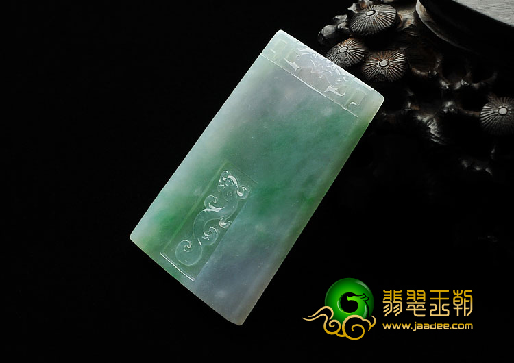 糯冰种春带彩缅甸翡翠A货仿古龙牌挂件