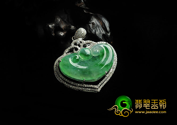 冰种飘翠缅甸翡翠A货镶白金心形胸坠（真钻）