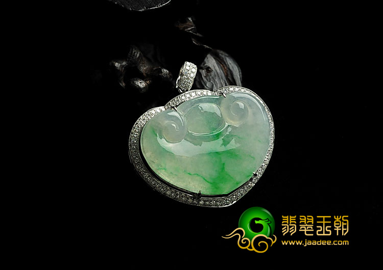 冰种飘翠缅甸翡翠A货镶白金心形胸坠（真钻）