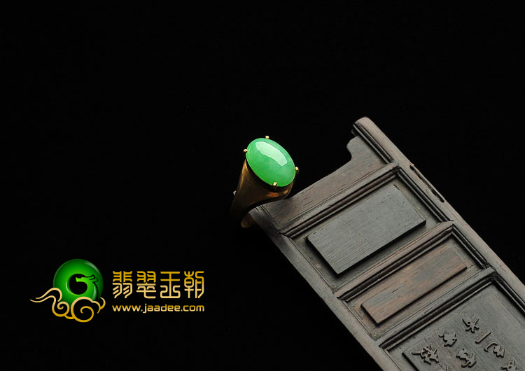 糯冰种翠色缅甸翡翠A货戒面