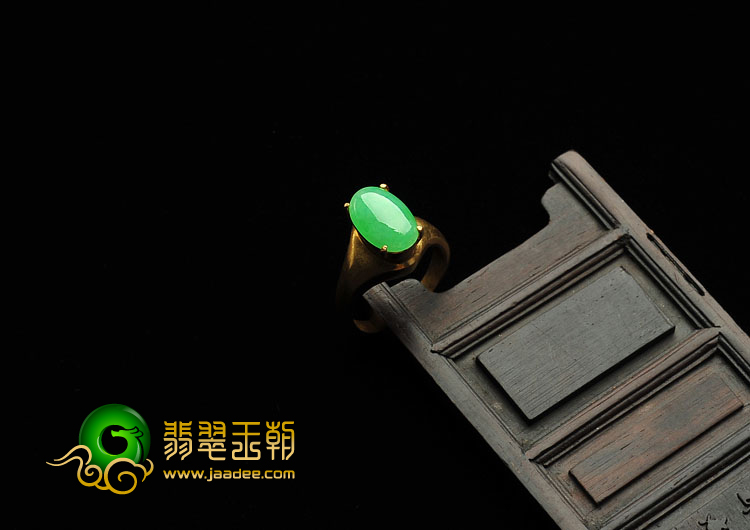糯冰种翠色缅甸翡翠A货戒面