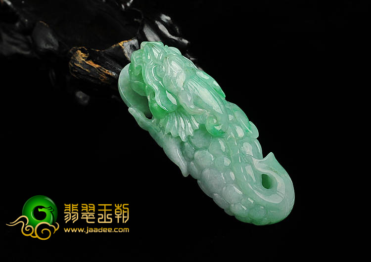 糯冰种豆色缅甸翡翠A货龙头鱼挂件