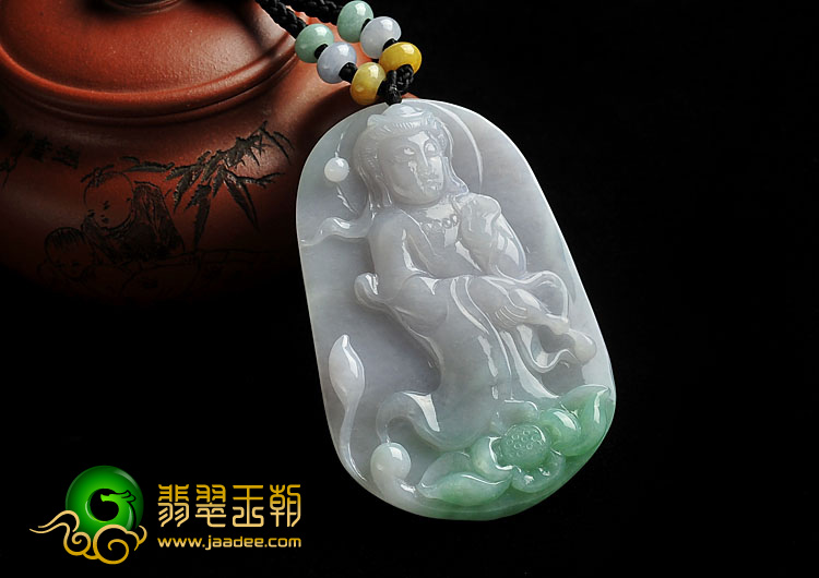 冰种淡春带彩缅甸翡翠A货站观音挂件
