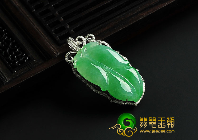 冰种翠色缅甸翡翠A货镶白金叶子胸坠(真钻)