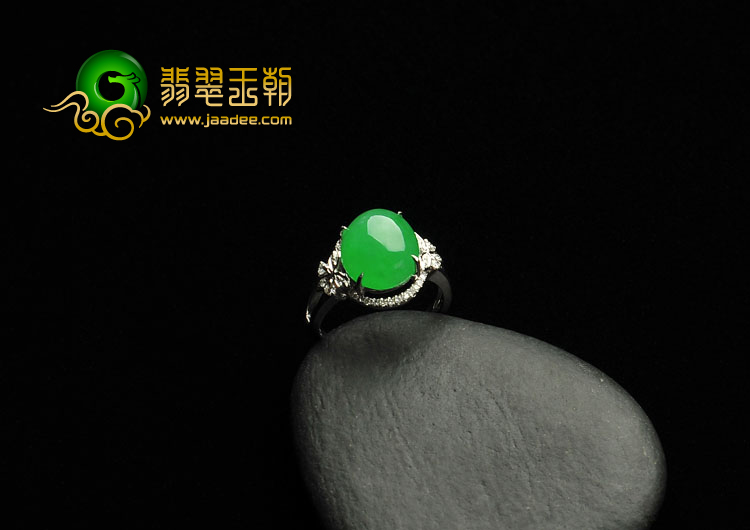 冰种翠色缅甸翡翠A货镶白金戒指(真钻)