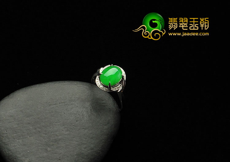 冰种翠色缅甸翡翠A货镶白金戒指(真钻)
