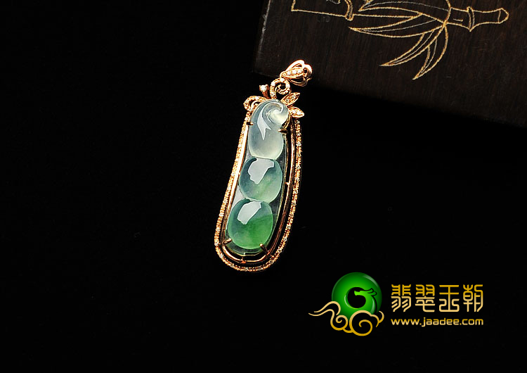 冰种飘花缅甸翡翠A货镶玫瑰金四季豆胸坠(真钻)