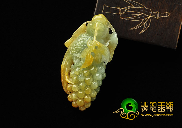 糯冰种黄翡缅甸翡翠A货鹦鹉挂件