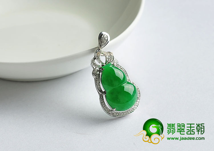 (超值推荐)糯冰种正阳绿缅甸翡翠A货镶白金葫芦胸坠(真钻)