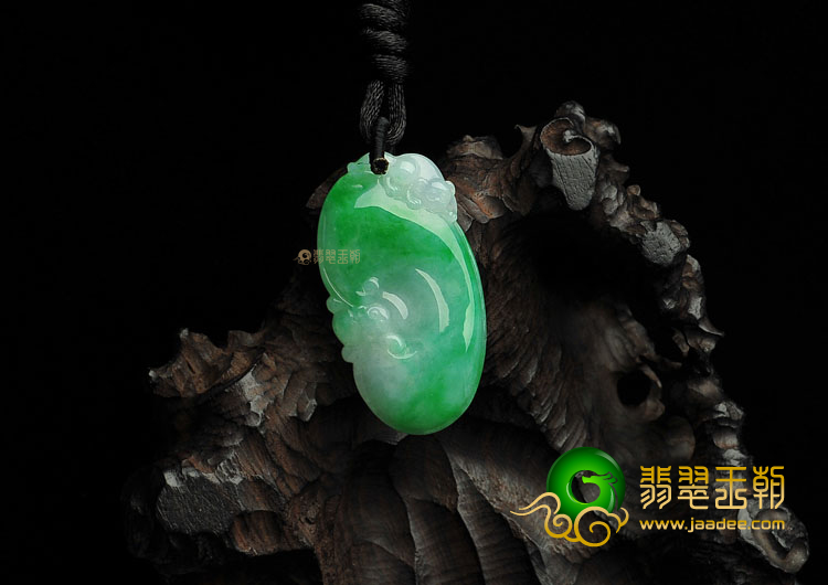 糯冰种翠色缅甸翡翠A货如意挂件