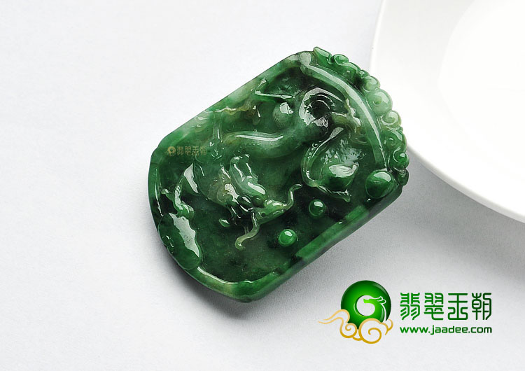 糯冰种癣加绿缅甸翡翠A货龙牌挂件