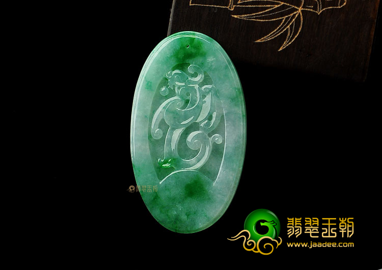 糯冰种飘翠缅甸翡翠A货仿古龙牌挂件