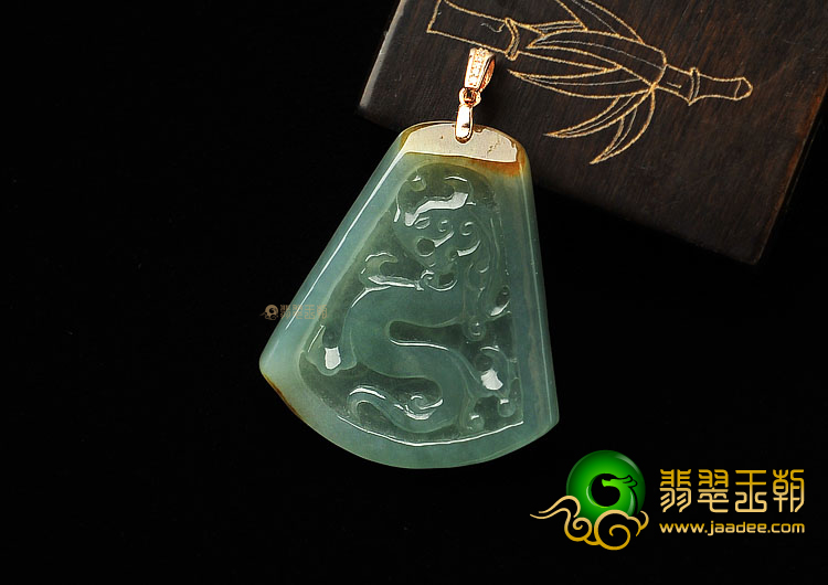 冰种晴水带褐黄翡缅甸翡翠A货龙牌挂件