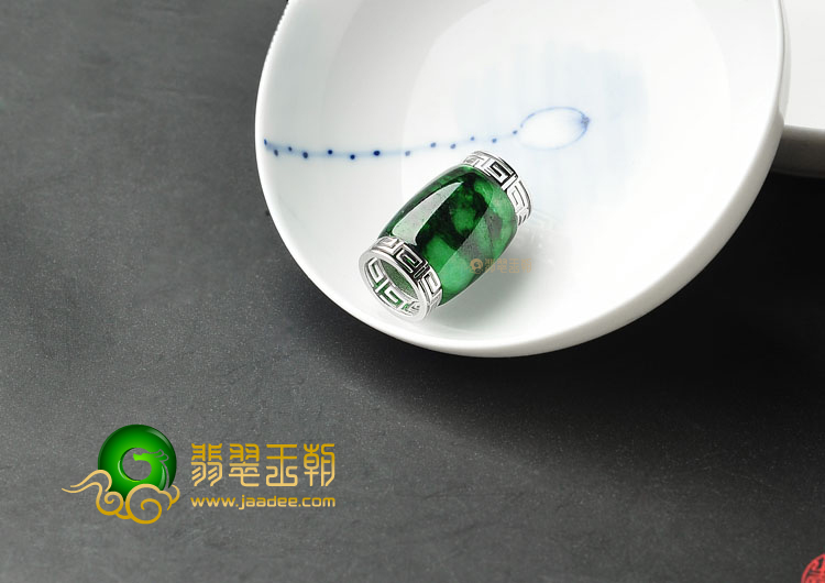糯冰种癣加绿缅甸翡翠A货镶白金路路通胸坠