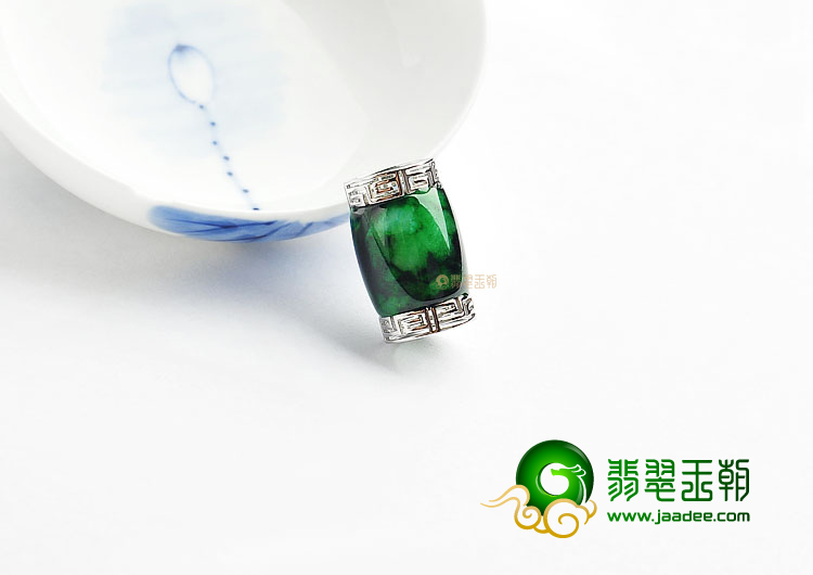 糯冰种癣加绿缅甸翡翠A货镶白金路路通胸坠