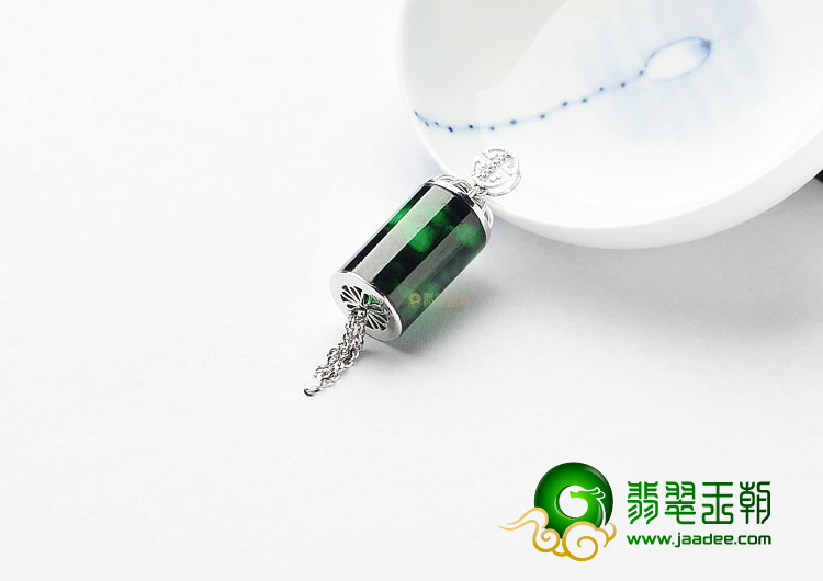 (超值推荐)糯冰种癣加绿缅甸翡翠A货镶白金路路通胸坠(真钻)