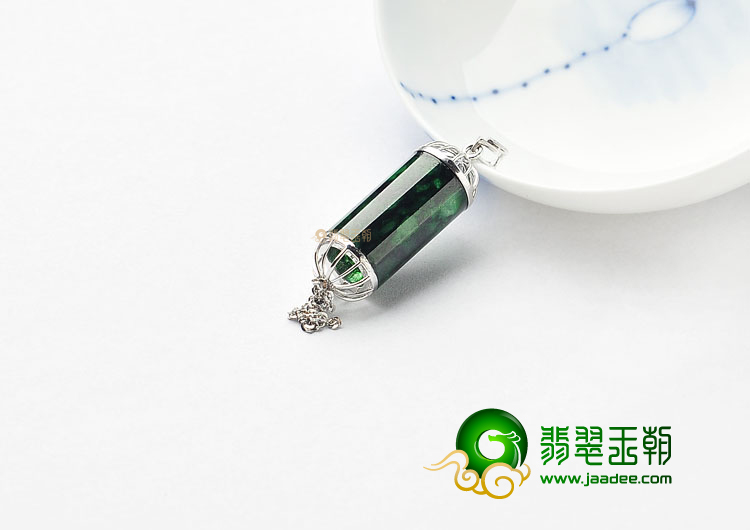 (超值推荐)糯冰种癣加绿缅甸翡翠A货镶白金路路通胸坠(真钻)