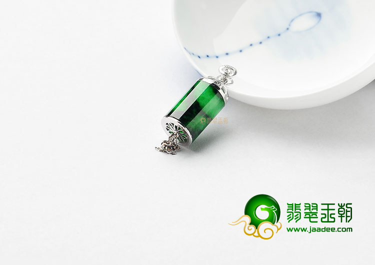 糯冰种癣加绿缅甸翡翠A货镶白金路路通胸坠(真钻)