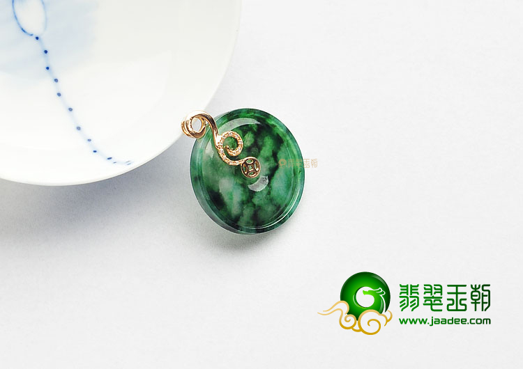 糯冰种癣加绿缅甸翡翠A货镶玫瑰金平安扣胸坠(真钻)