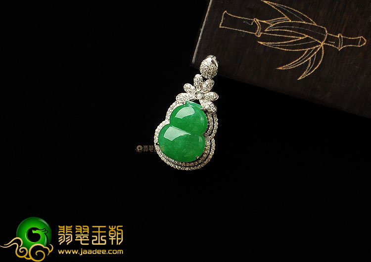 糯冰种翠色缅甸翡翠A货镶白金葫芦胸坠(真钻)