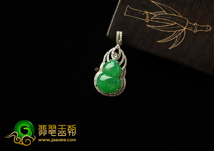 糯冰种翠色缅甸翡翠A货镶白金葫芦胸坠(真钻)