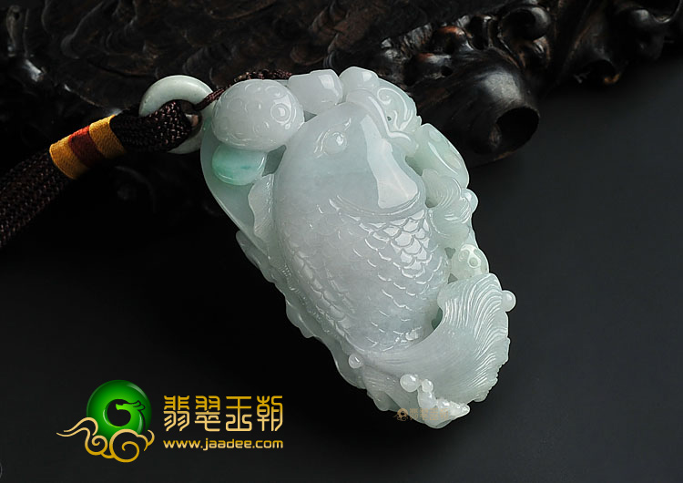 糯冰种略飘花缅甸翡翠A货年年有余手玩件