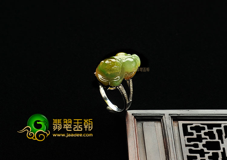 糯冰种黄加绿缅甸翡翠A货镶白金貔貅戒指(真钻)