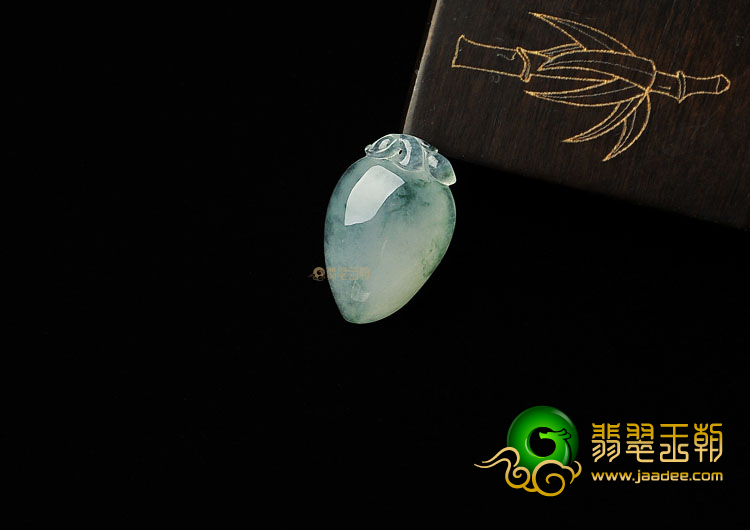 冰种飘花缅甸翡翠A货寿桃挂件