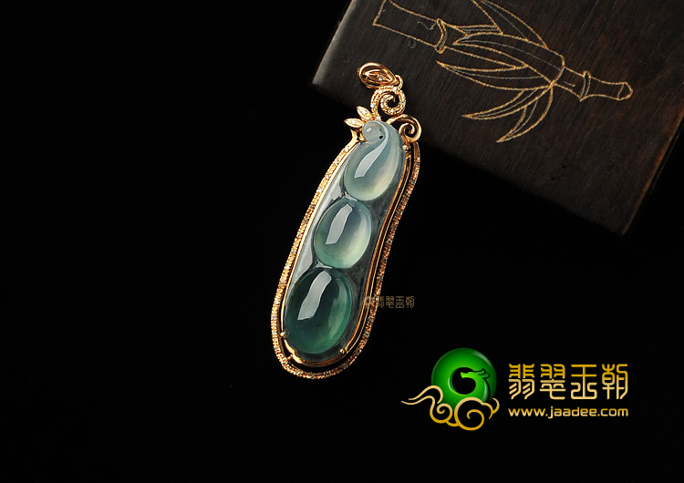 (超值推荐)冰种飘花缅甸翡翠A货镶玫瑰金四季豆胸坠(真钻)