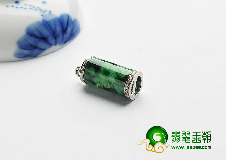 糯冰种癣加绿缅甸翡翠A货镶银路路通胸坠(水钻)