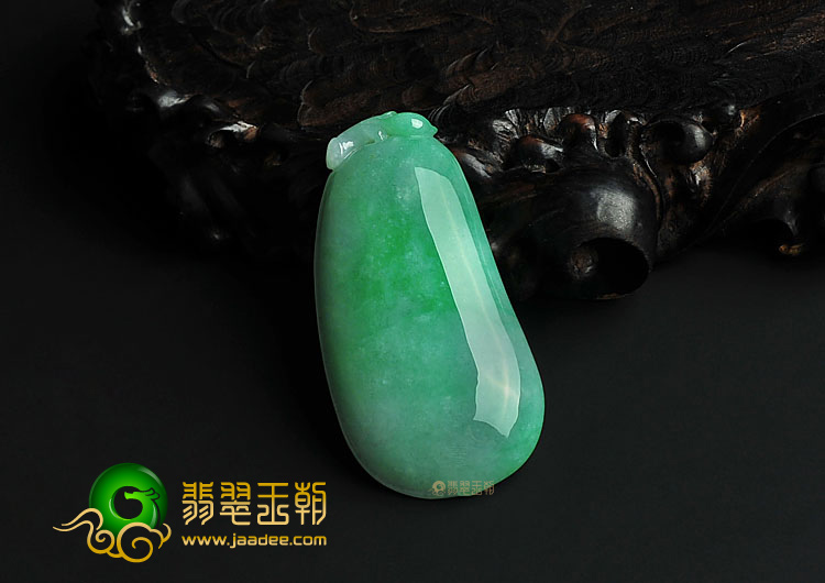糯冰种豆色缅甸翡翠A货福瓜挂件