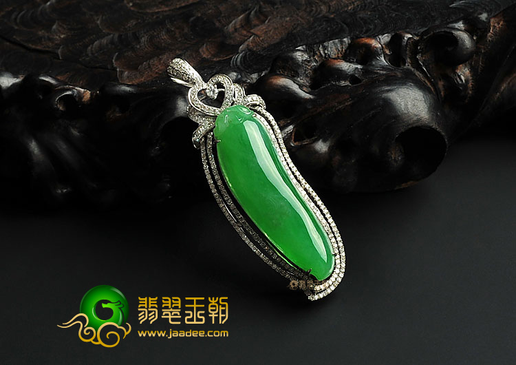 糯冰种翠色缅甸翡翠A货镶白金福瓜胸坠(真钻)