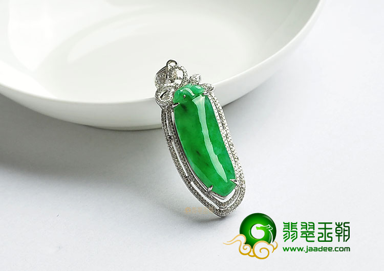 糯冰种翠色缅甸翡翠A货镶白金福瓜胸坠(真钻)