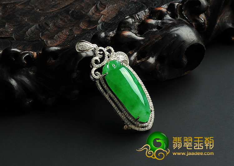糯冰种翠色缅甸翡翠A货镶白金福瓜胸坠(真钻)