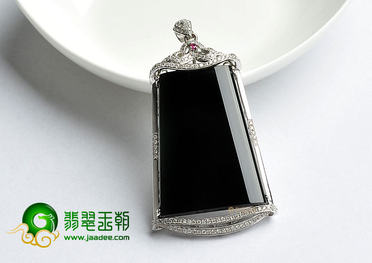 冰玻种墨翠缅甸翡翠A货镶白金梯型胸坠(真钻)