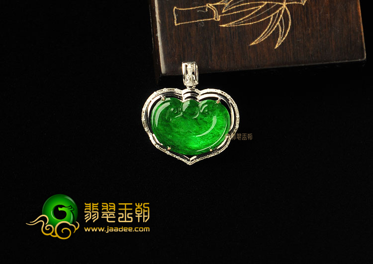 冰种阳绿缅甸翡翠A货镶白金如意胸坠(真钻)