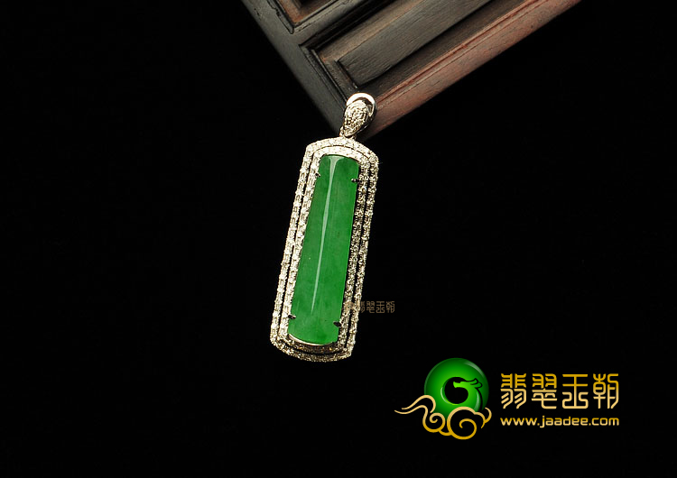冰种翠色缅甸翡翠A货镶白金胸坠(真钻)
