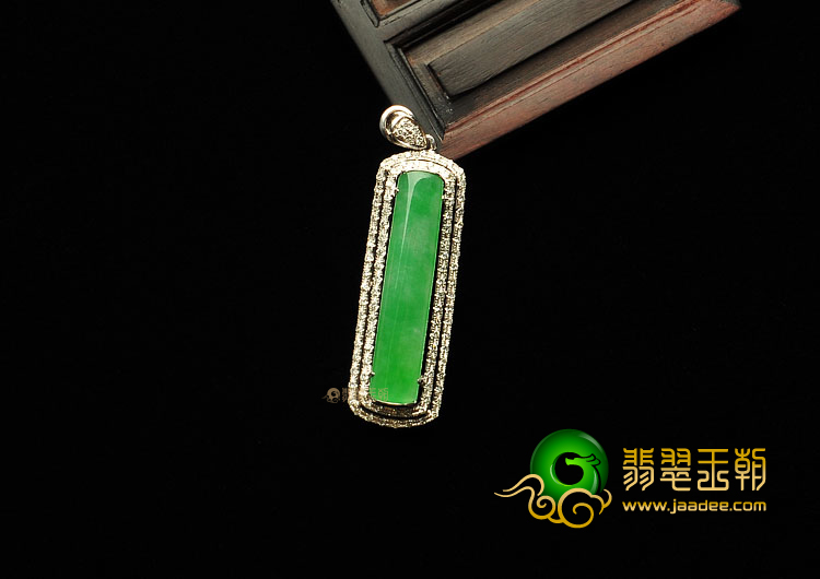 冰种翠色缅甸翡翠A货镶白金胸坠(真钻)