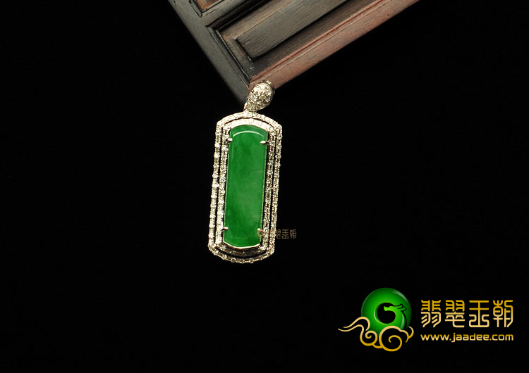 冰种翠色缅甸翡翠A货镶白金胸坠(真钻)