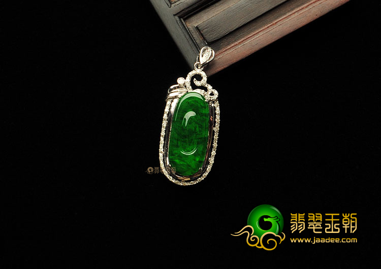 (超值推荐)冰种阳绿缅甸翡翠A货镶白金福在眼前胸坠(真钻)