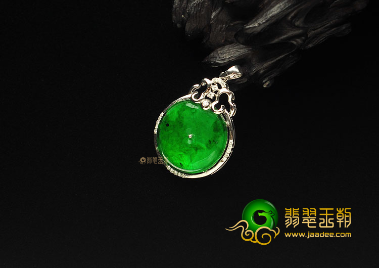 冰种阳绿缅甸翡翠A货镶白金平安扣胸坠(真钻)