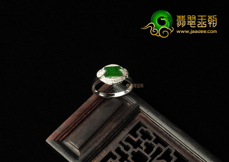 冰种翠色缅甸翡翠A货镶白金戒指(真钻)